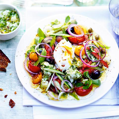 Farverig salat med oliven og smilende æg, O&CO opskrift