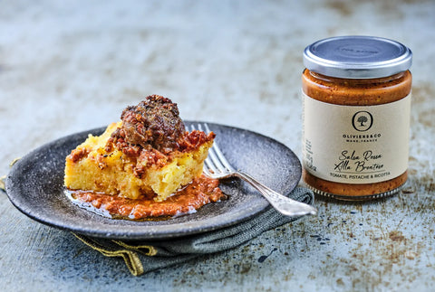 Opskrift ovnbagt polenta med sauce Brontese og krydrede kødboller, Oliviers & Co