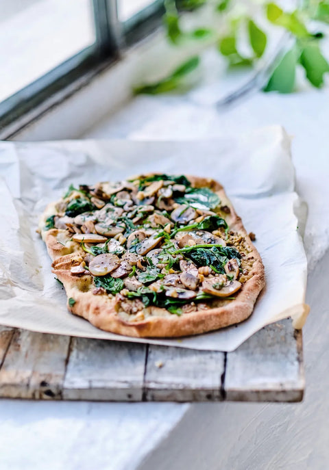 Pinsa med champignoner og spinat