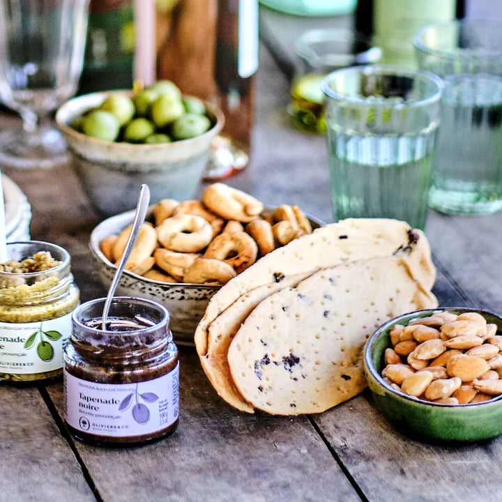 Aperitif med lingue kiks, mandler, taralli, nocellara oliven og tapenader fra Oliviers & Co
