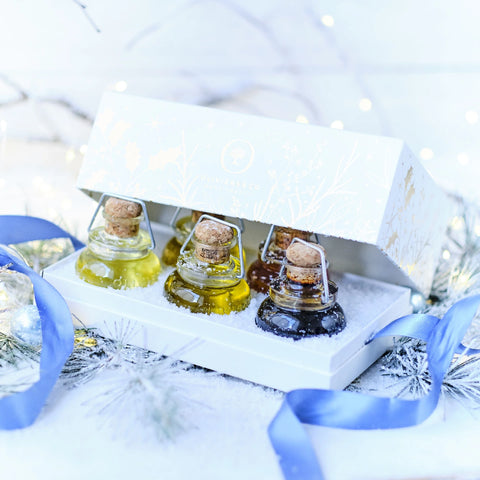 Fem fine flasker med olivenolier, balsamico og gourmeteddike i gaveæske fra Oliviers & Co