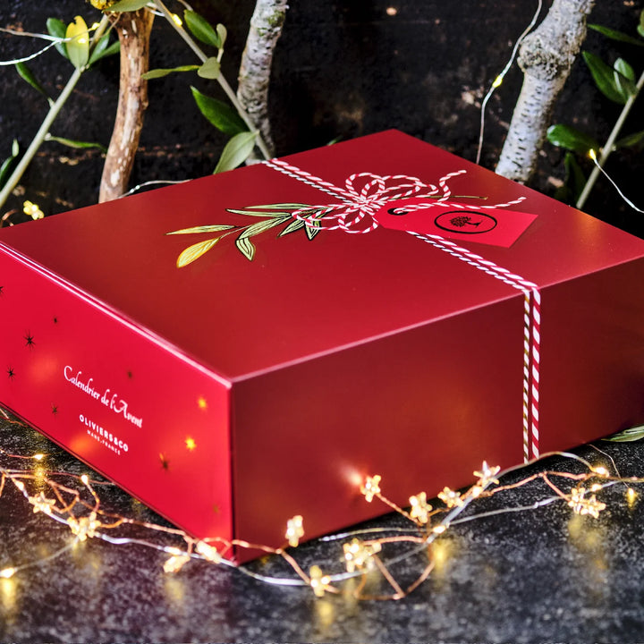 Julekalender med 24 låger, der gemmer på spiselige gaver fra Oliviers & Co