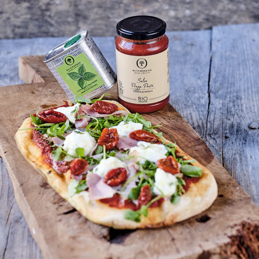 Sær med pinsa, salsa pizza tomatsauce og basilikumolie fra Oliviers & Co