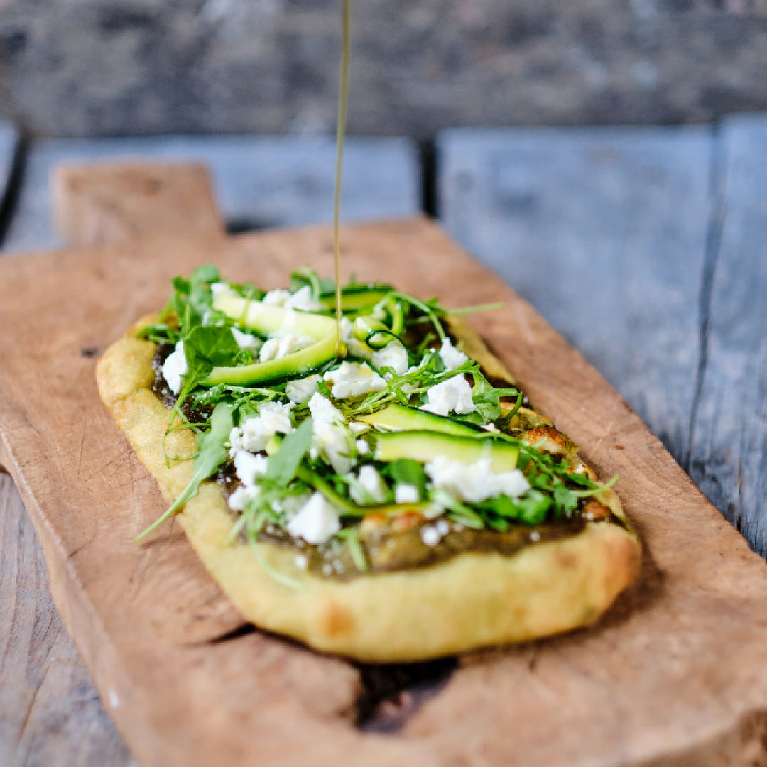 Pinsa med squash, feta, rucola og olivenolie, surdejspizzabund fra Oliviers & Co