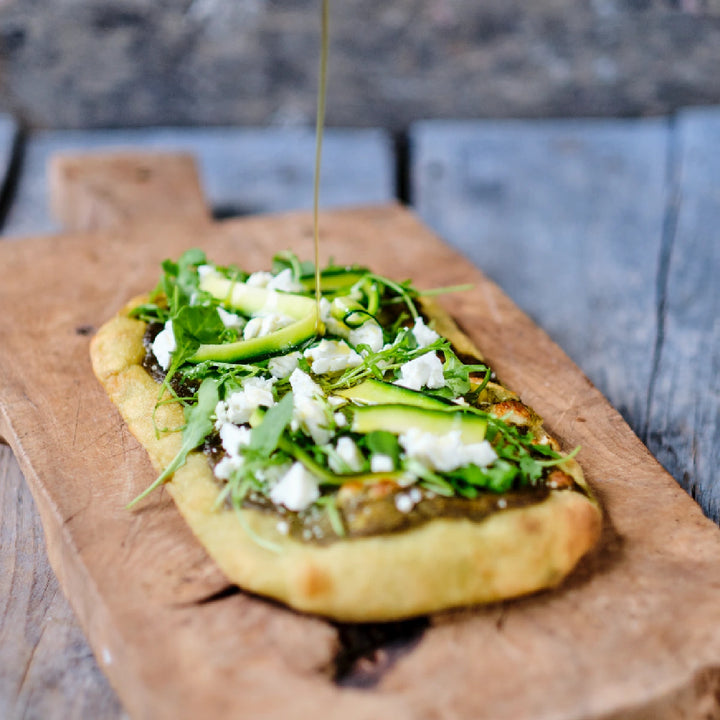 Pinsa med squash, feta, rucola og olivenolie, surdejspizzabund fra Oliviers & Co
