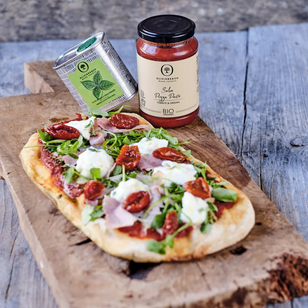 Pinsa med tomatsauce, skinke, mozzarella og basilikum olivenolie fra Oliviers & Co