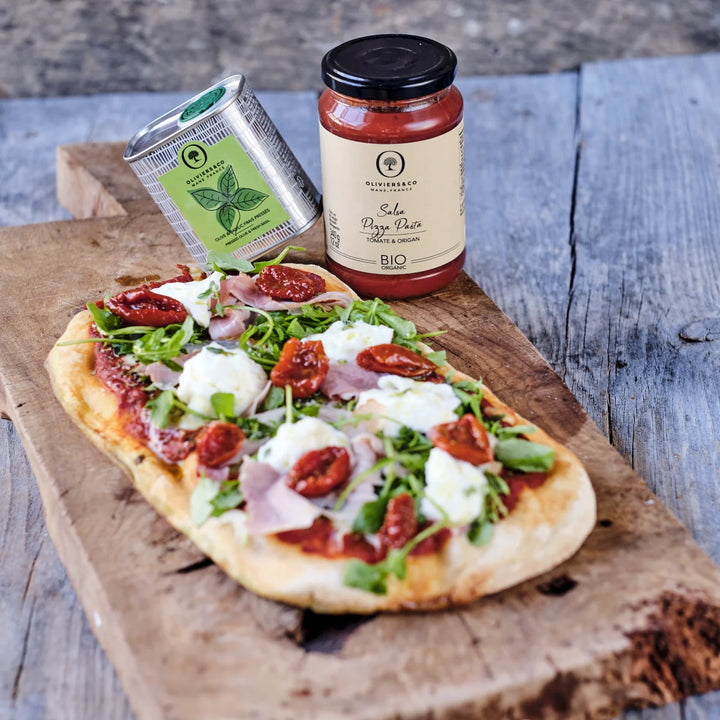 Pinsa med tomatsauce, skinke, mozzarella og basilikum olivenolie fra Oliviers & Co