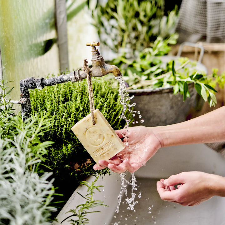 Fast sæbe på snor til vandhanen, Oliviers & Co