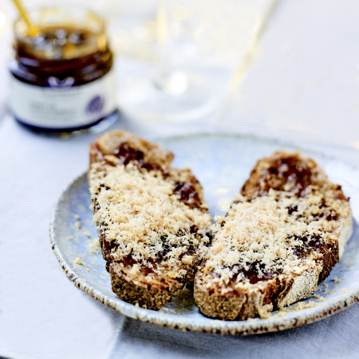 Bruschetta med figenchutney fra Oliviers & Co og revet pecorini