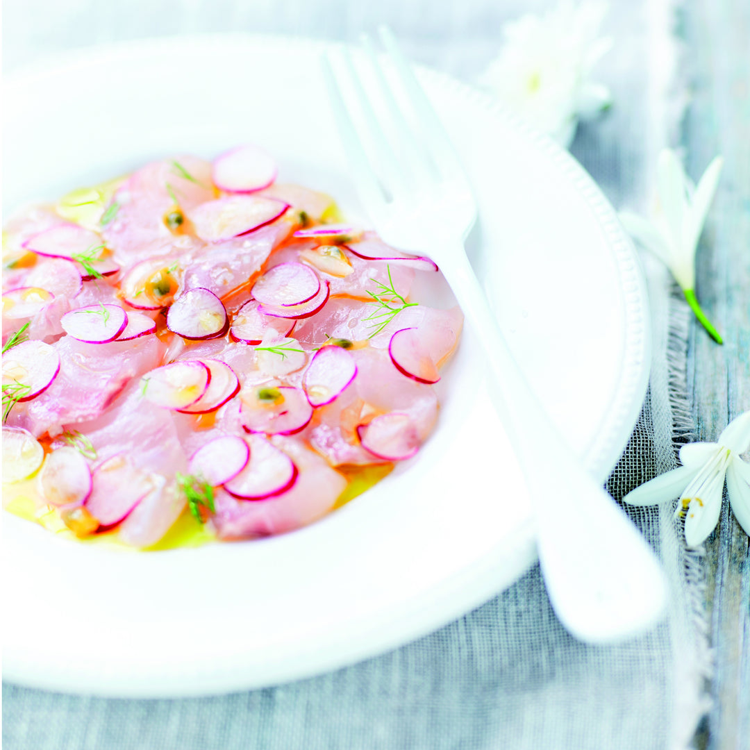 Havbras carpaccio med passionsfrugt og radiser, O&Co opskrift