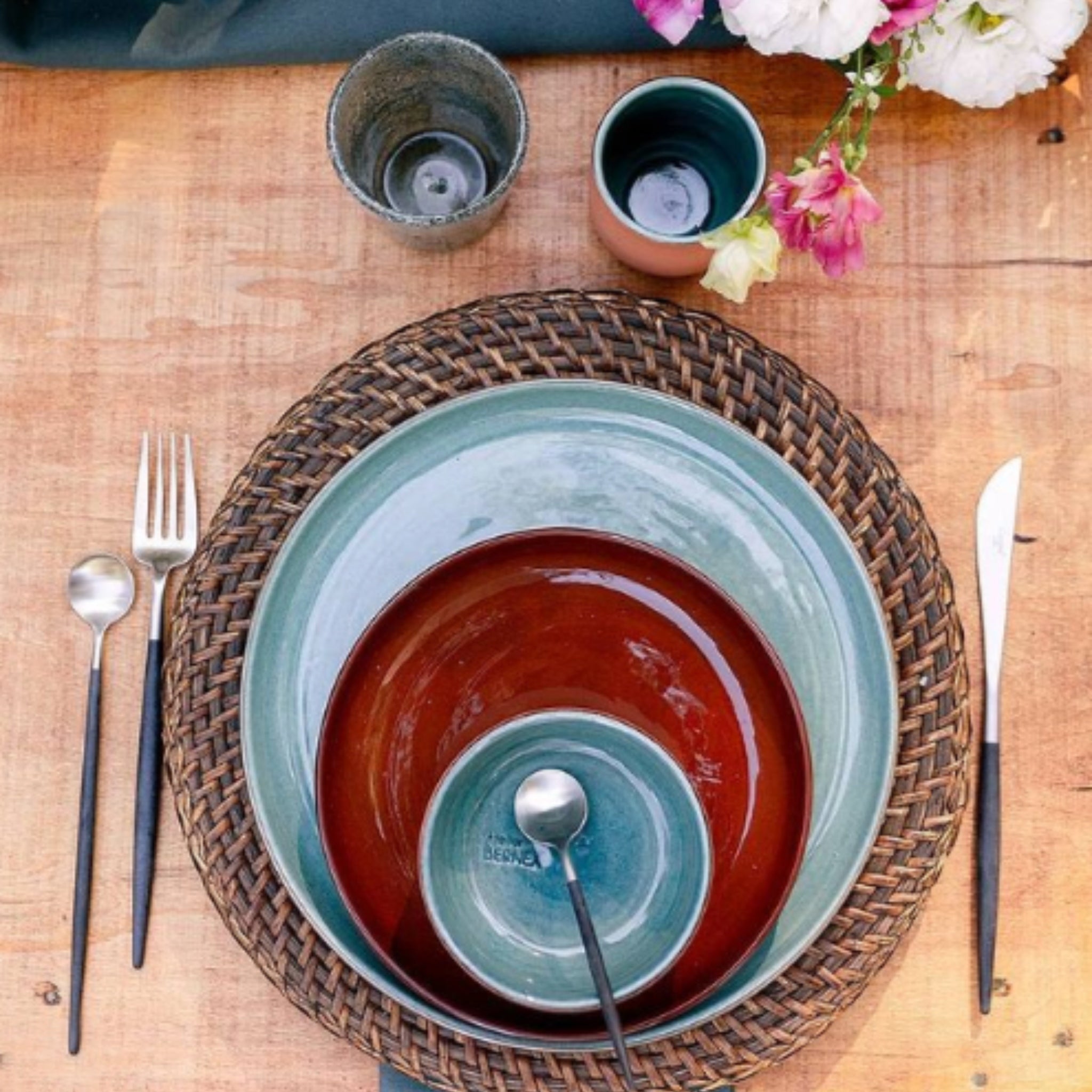 Håndlavet keramik fra Atelier Bernex, opdækning med middagstallerken, frokosttallerken, skål og vandkrus, Oliviers & Co