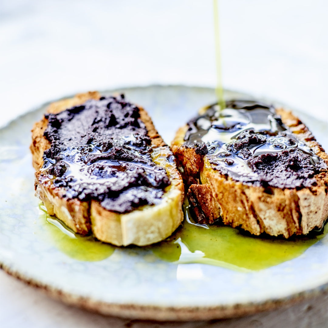 Grillet brød med klassisk tapenade med sorte oliven og olivenolie fra Oliviers & Co