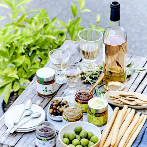 Tapas med italienske håndlavede kiks, oliven og tapenader fra Oliviers & Co