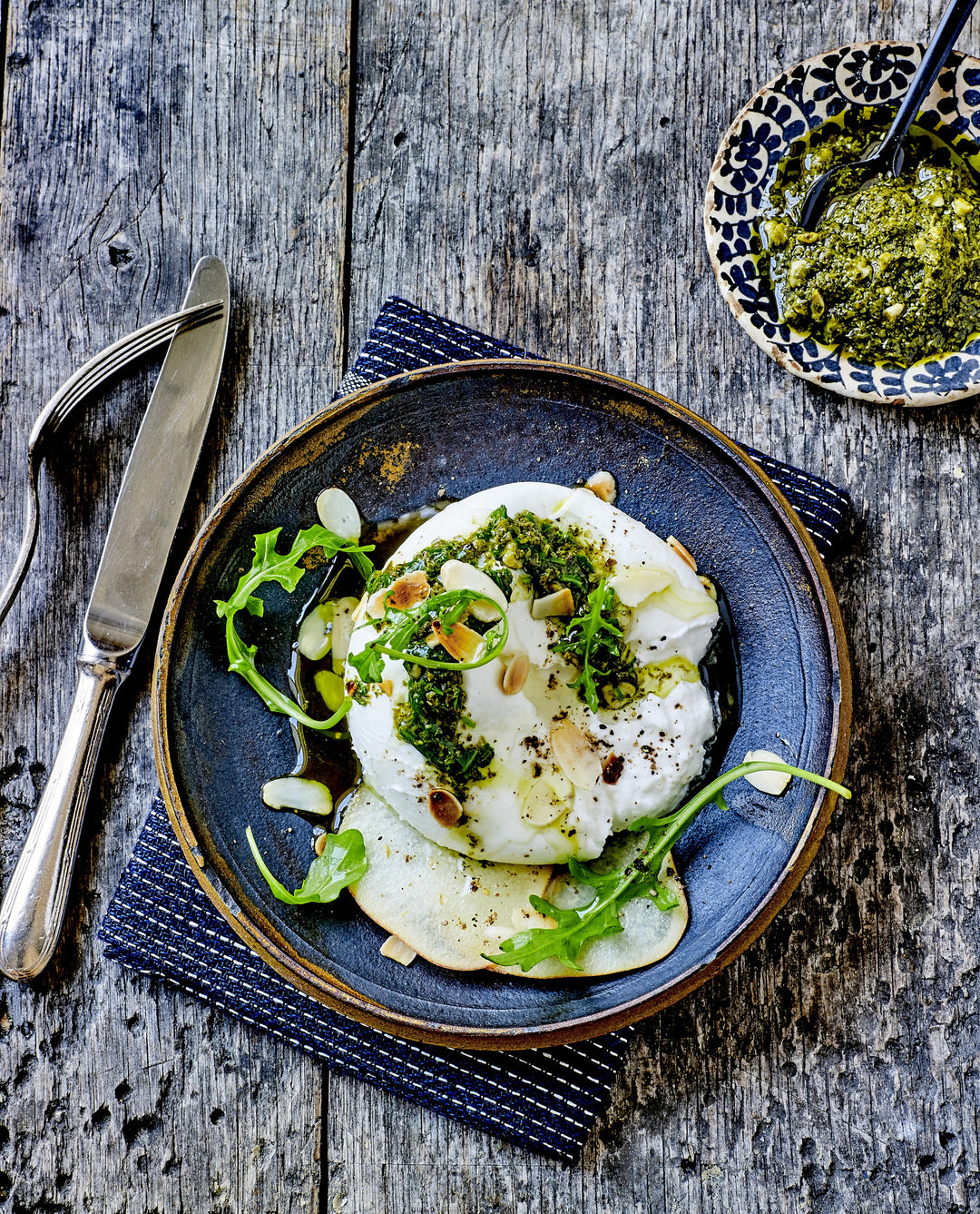 Burrata m. trøffelpesto, pærer, rucola og ristede mandler. O&CO Opskrift