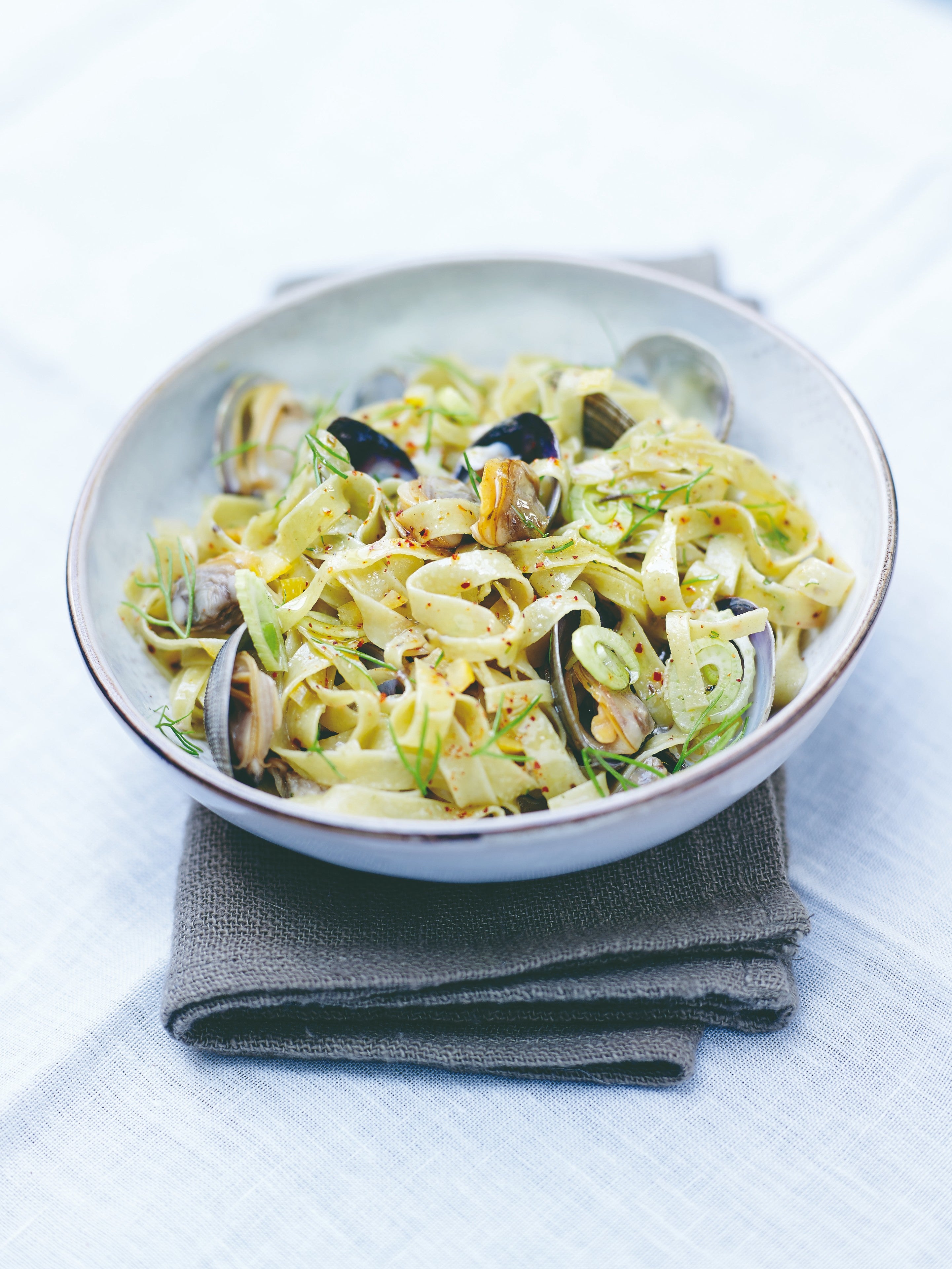 Linguine pasta mad blåmuslinger, syltet citron og fennikel | O&CO opskrift