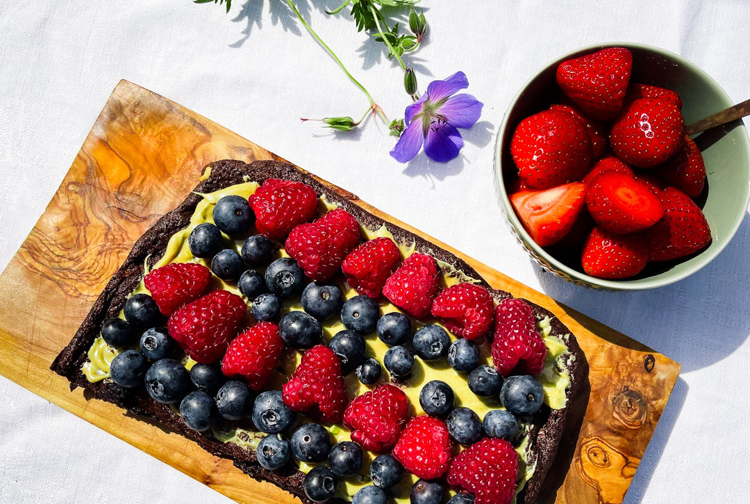 Chokolade/nødde brownie med pistaciecreme og friske bær, Opskrift fra Oliviers & Co