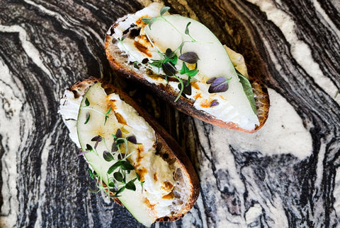 crostini med cremet gedeost, grøn citronolie, pærer, vanilje og timian, O&Co opskrift