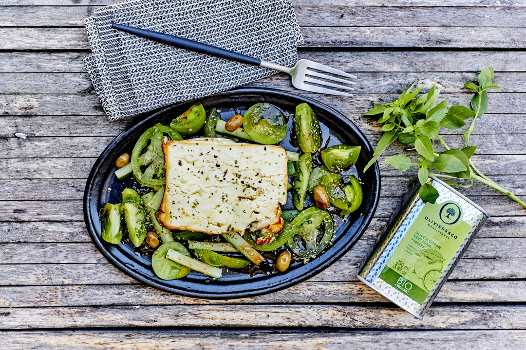 Tomatsalat med agurk, oliven og grillet feta