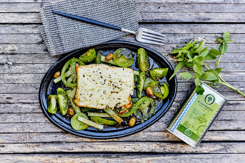 Tomatsalat med agurk, oliven og grillet feta