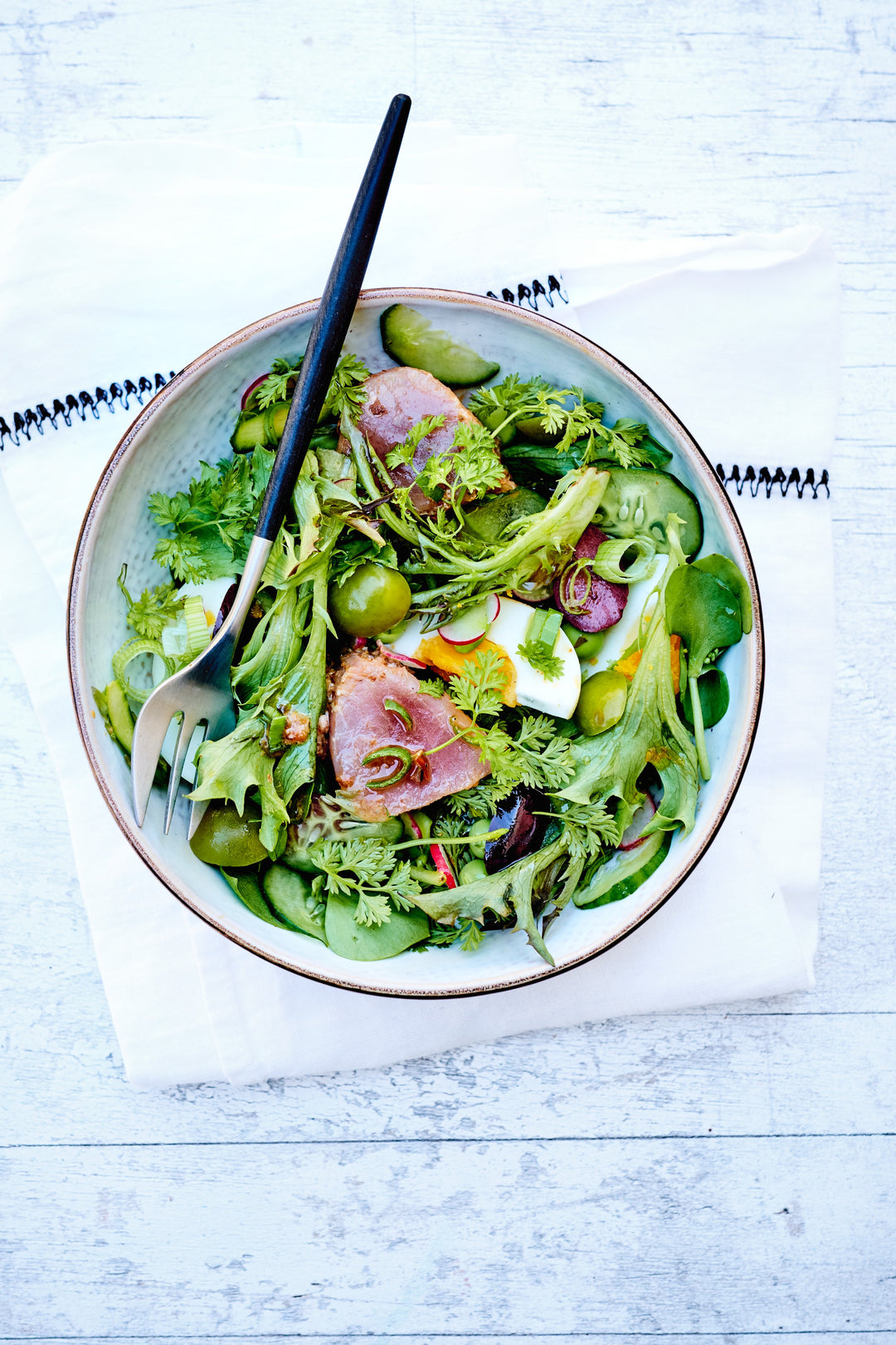 Salade nicoise med lynstegt tun, O&CO opskrift
