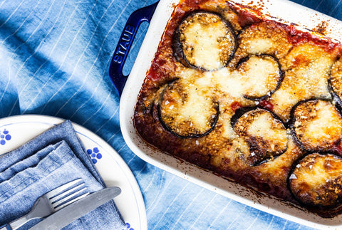 Auberginefad med sprød rasp og mozzarella, opskrift af Ditte Ingemann