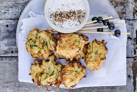 Zucchini fritters med mynte og feta, courgette beignets, opskrift fra Oliviers & Co