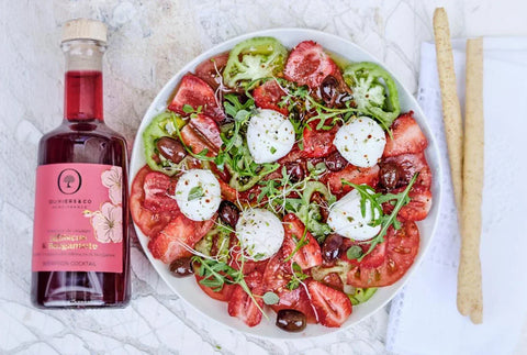 Jordbær-tomatsalat med mozzarella, taggiasca og hibiscusvinaigrette, opskrift fra Oliviers & Co