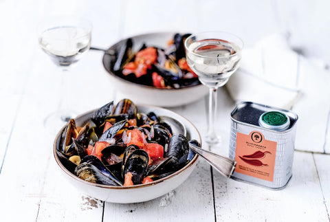 Opskrift blåmuslinger med tomat og Espelette chili, Oliviers & Co