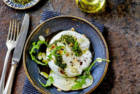 Burrata med trøffelolie, pesto, pærer, rucola og mandler, opskrift fra Oliviers & Co