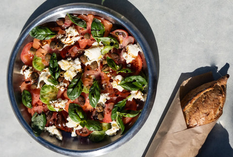 Opskrift caprese nem tomatsalat med mozzarella, olivenolie, balsamico og basilikum, Oliviers & Co