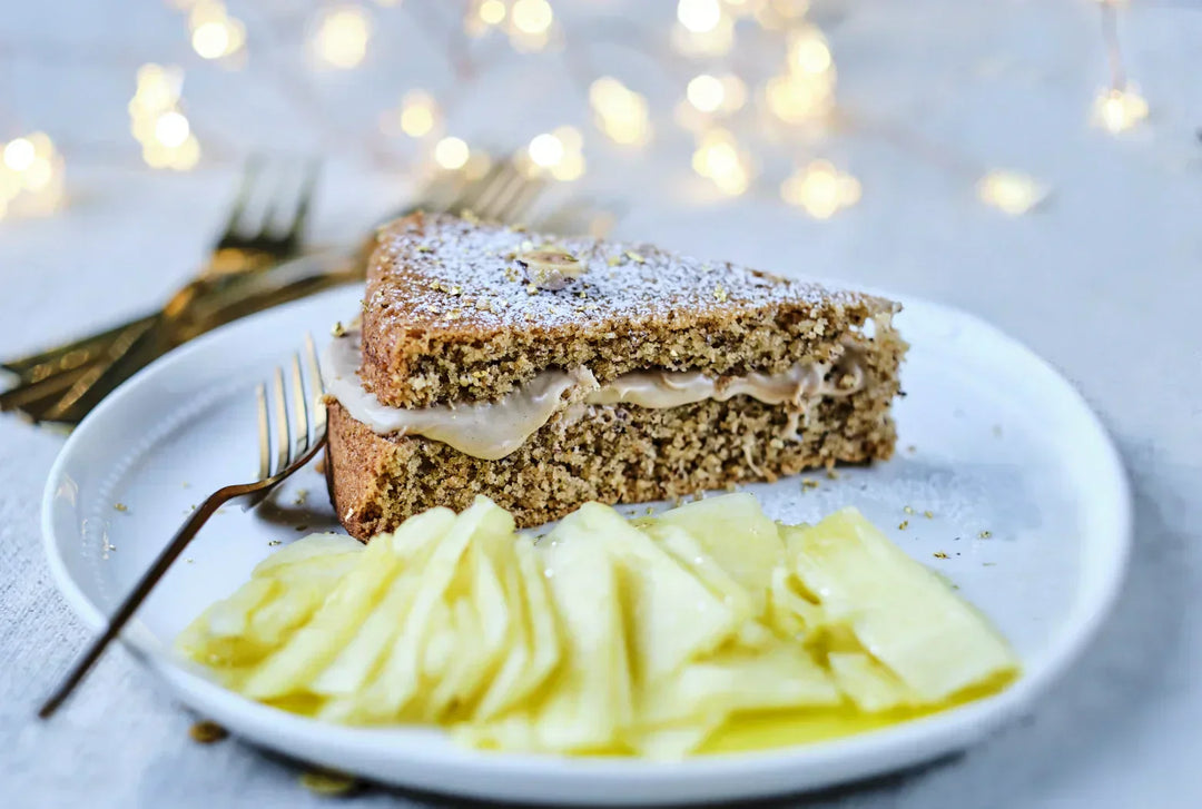Opskrift hasselnøddekage med nøddecreme og ananas carpaccio, Oliviers & Co