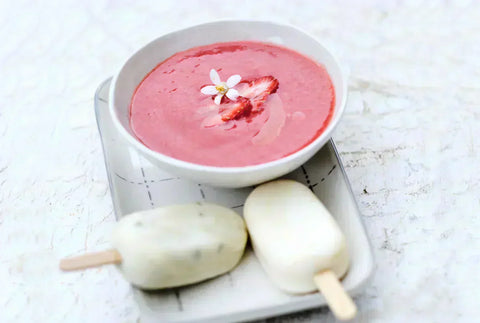Iskold jordbærsuppe med yoghurtispinde, opskrift fra Oliviers & Co