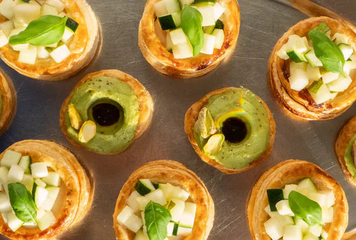 Puff-pastry bites med gedeost og pære og tomat med avocadocreme, opskrift amaliesigrid x Oliviers & Co