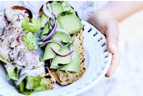 Toast med avokado og råmarineret hvid fisk, opskrift fra Oliviers & Co