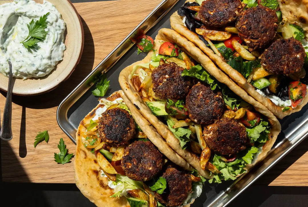 Vegetariske gyros med græske fetadeller, kartofler, grønt & tzatziki