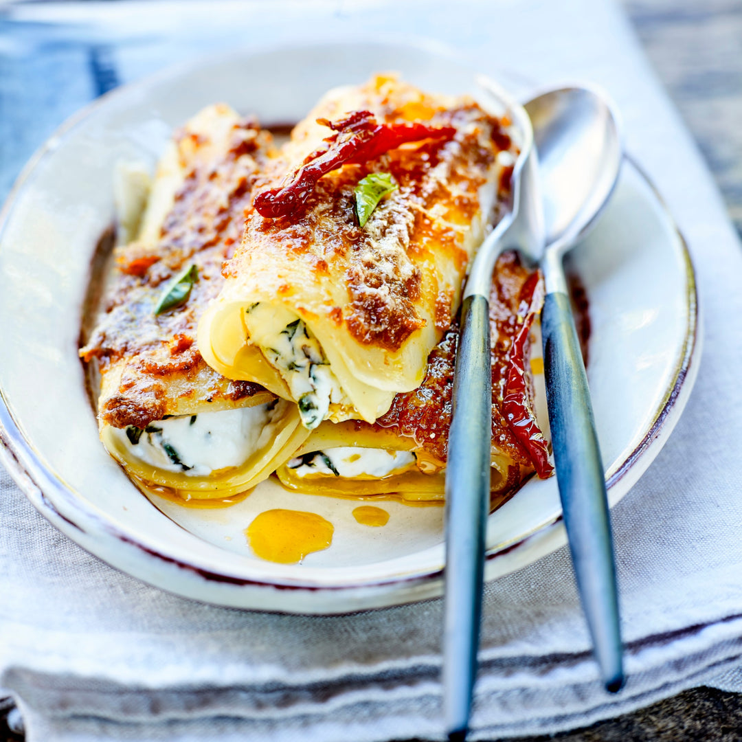 Cannelloni med ricotta. pesto rosso, semi-dried cherrytomater, basilikum og parmesan