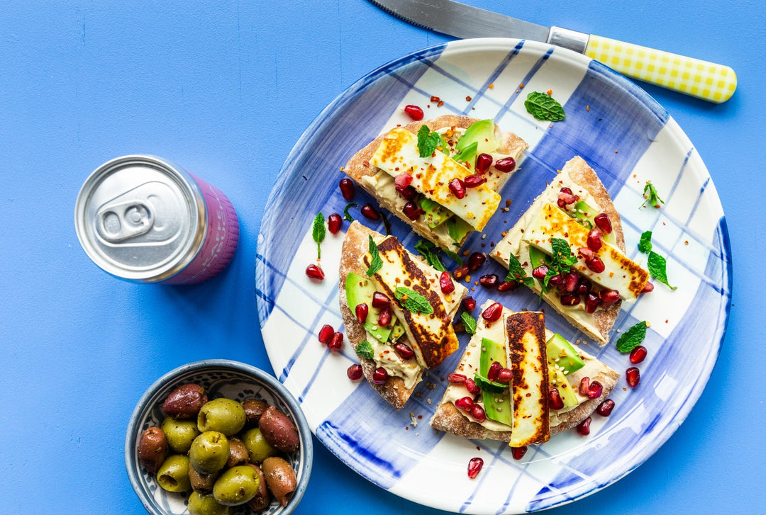 Fladbrød med hummus, halloumi og granatæble, opskrift og foto: Ditte Ingemann