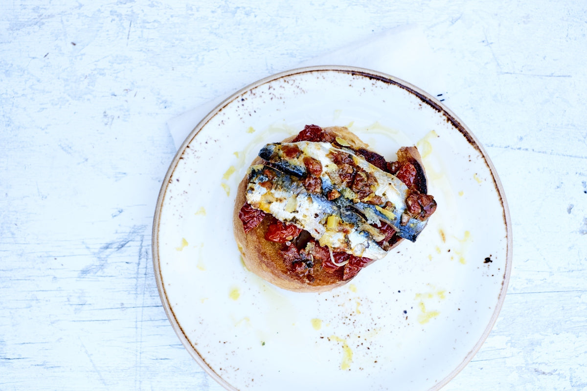 Grillet toast med sardiner og tomat confit, O&CO opskrift