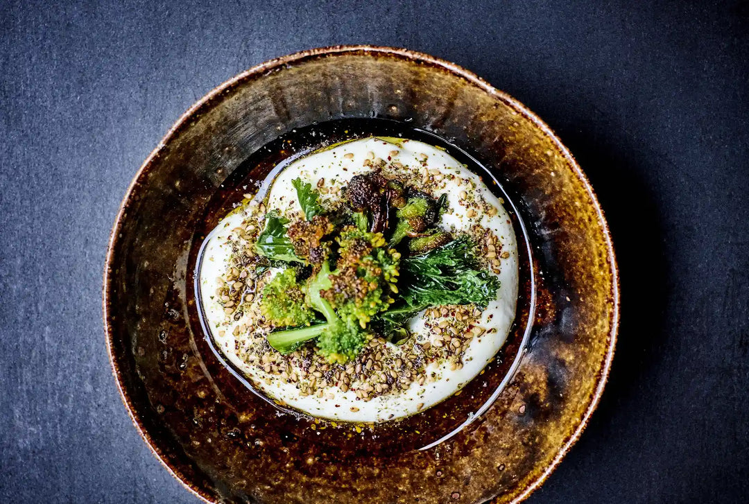 Burrata med soya-sauteret broccoli og grønkål, opskrift fra Oliviers & Co