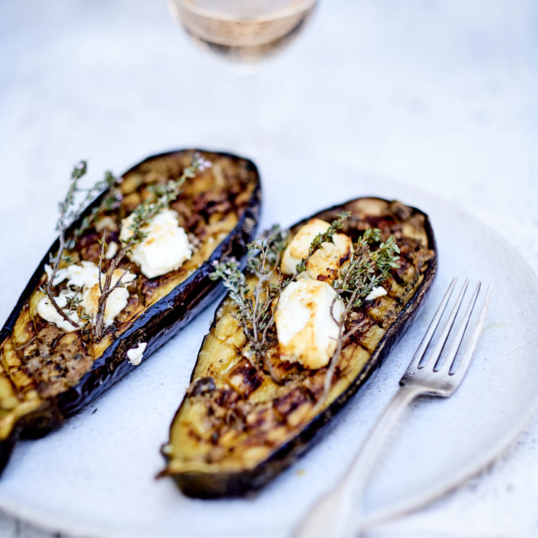 Grillet aubergine med feta og timian, opskrift fra Oliviers & Co