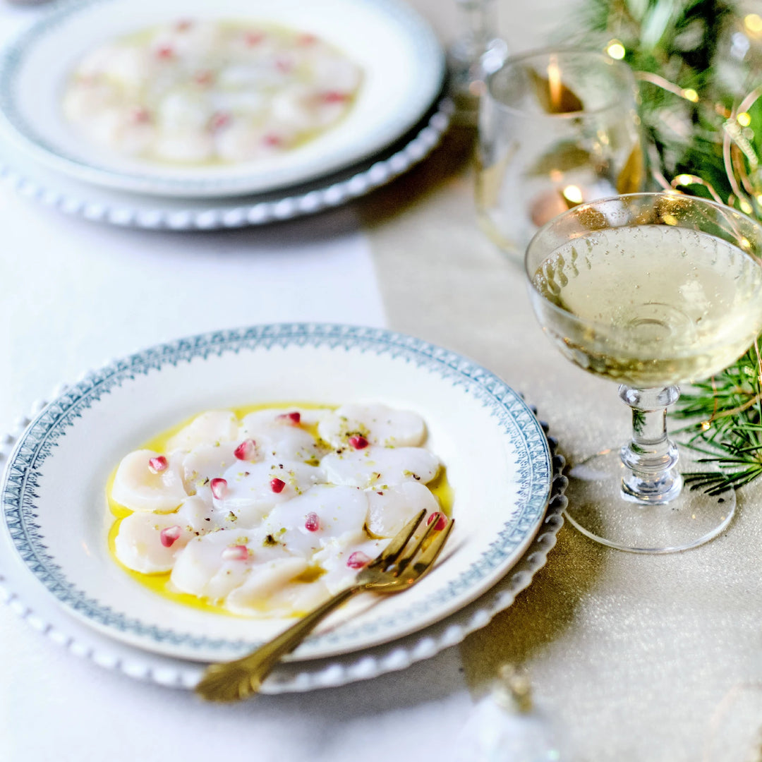 Opskrift kammusling carpaccio med granatæble og pistacienødder, Oliviers & Co