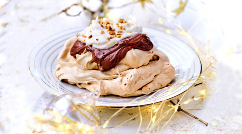 Mokka pavlova med chokolade & hasselnøddeskum, opskrift fra Oliviers & Co