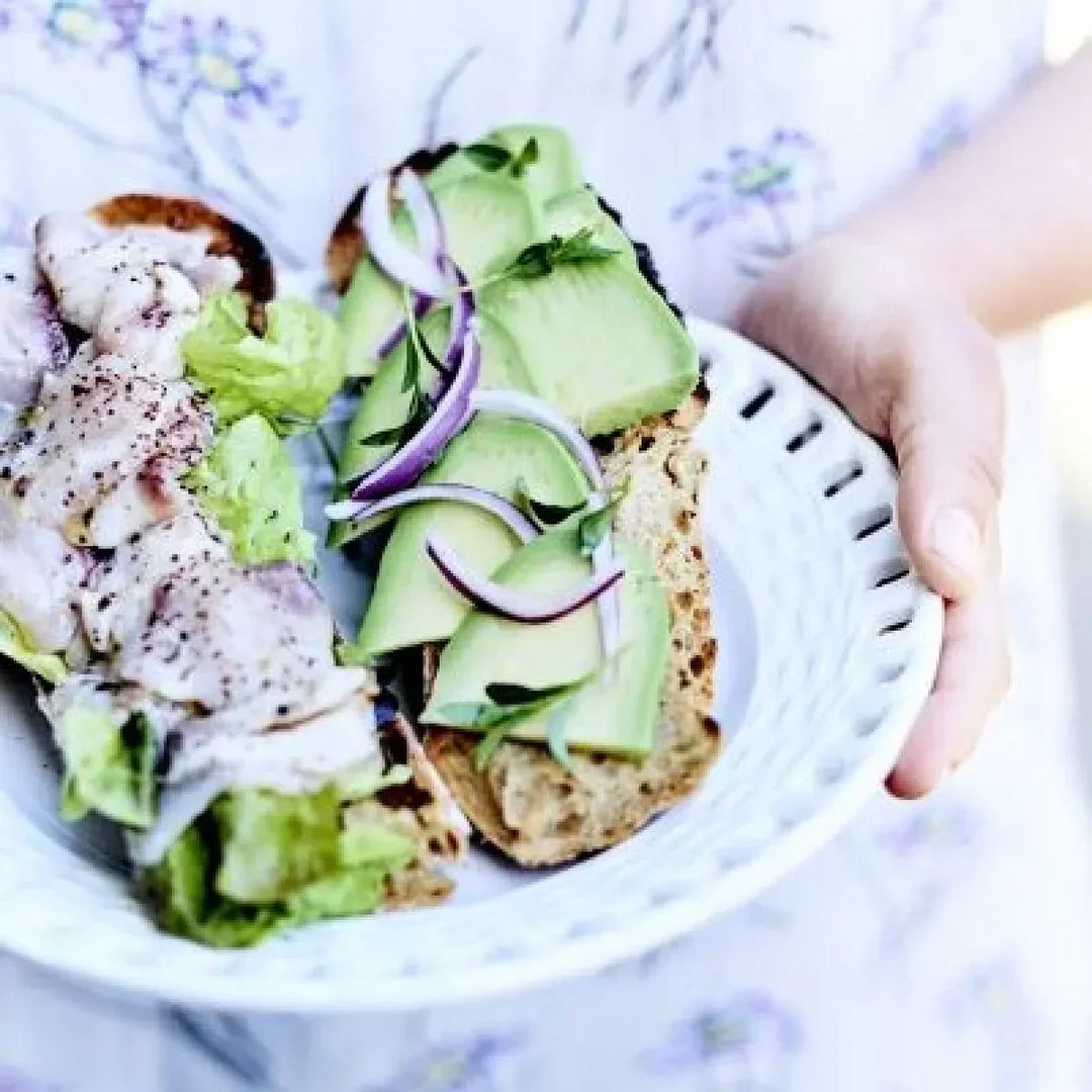 Toast med avokado og råmarineret hvid fisk, opskrift fra Oliviers & Co