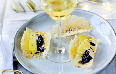 Crispy parmesan snacks med comté og chutney, O&CO opskrift