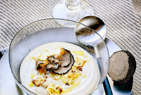 Opskrift cremet blomkålssuppe med skalotteløg, balsamico og trøffel, Oliviers & Co