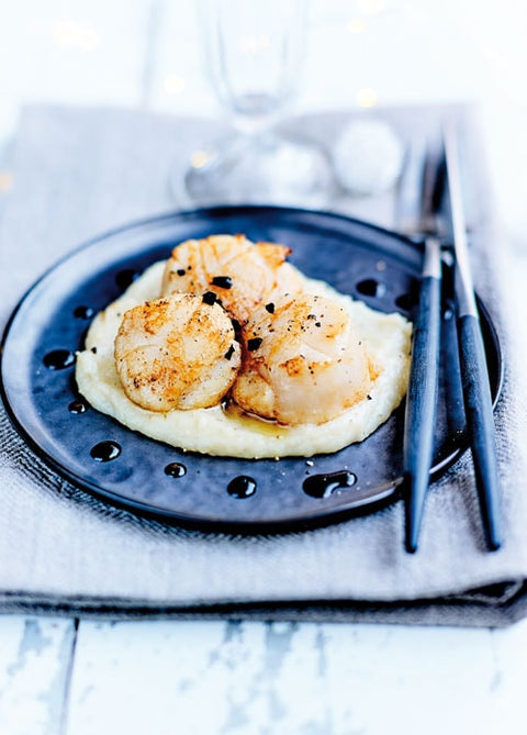 Kammuslinger på pastinakpuré med trøffel og balsamico | Opskrift | O&CO