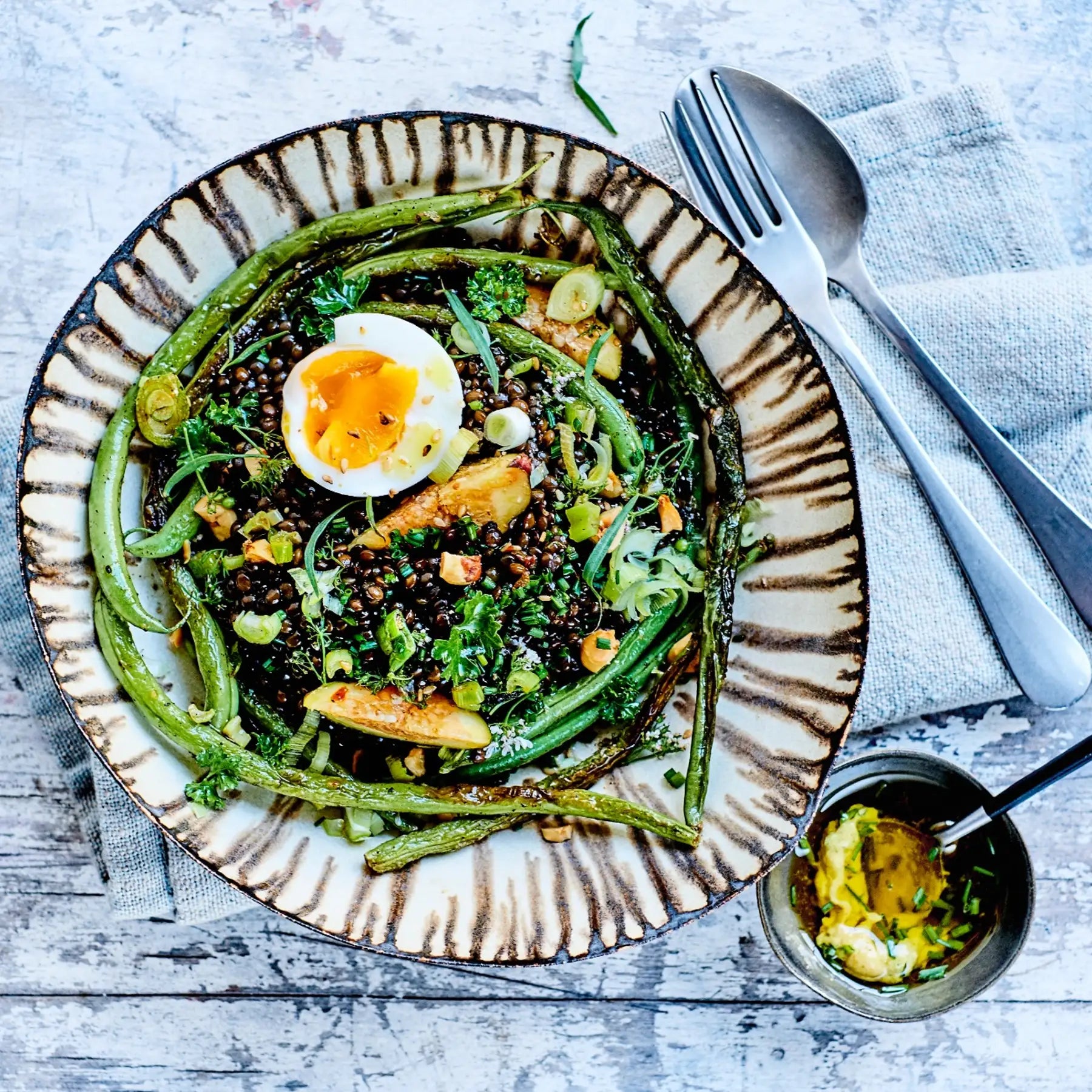 Belugalinsesalat med grønne bønner, smilende æg og vinaigrette, opskrift fra Oliviers & Co