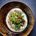 Burrata med soya-sauterede broccoli og grønkål, pinjekerner og Affiorato, opskrift fra Oliviers & Co