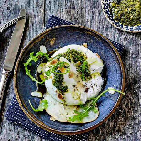 Opskrift på burrata med trøffelpesto, pærer, rucola og mandler fra Oliviers & Co