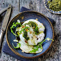 Opskrift på burrata med trøffelpesto, pærer, rucola og mandler fra Oliviers & Co